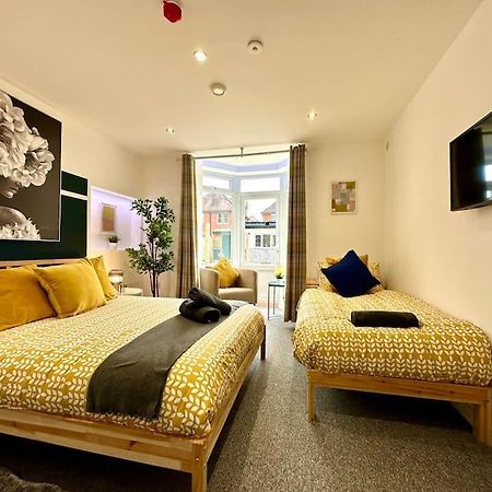 Massive New 8 Bedroom House Sleeps Up To 21 - Accepts Groups - Great Location - Free Parking - Fast Wifi - Smart Tvs - Sleeps Up To 21 People - Close To Bournemouth & Poole Town Centre & Sandbanks Екстер'єр фото