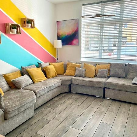 Massive New 8 Bedroom House Sleeps Up To 21 - Accepts Groups - Great Location - Free Parking - Fast Wifi - Smart Tvs - Sleeps Up To 21 People - Close To Bournemouth & Poole Town Centre & Sandbanks Екстер'єр фото