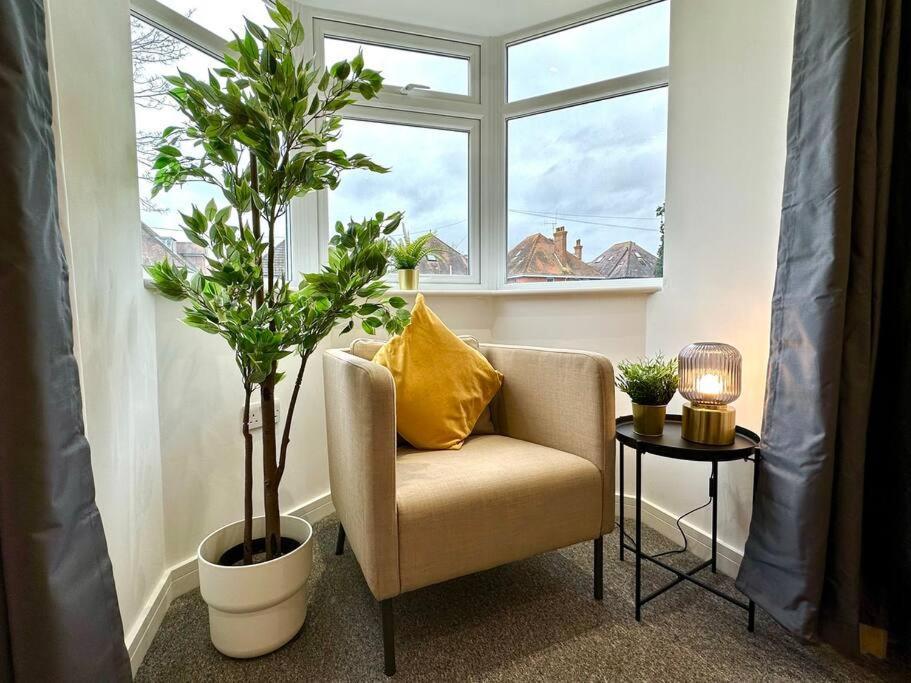 Massive New 8 Bedroom House Sleeps Up To 21 - Accepts Groups - Great Location - Free Parking - Fast Wifi - Smart Tvs - Sleeps Up To 21 People - Close To Bournemouth & Poole Town Centre & Sandbanks Екстер'єр фото