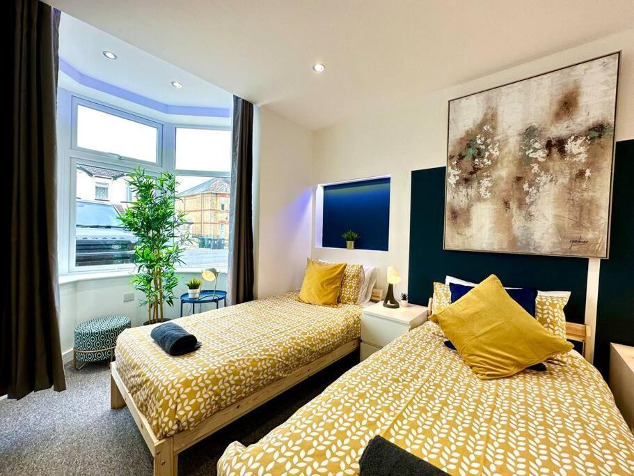 Massive New 8 Bedroom House Sleeps Up To 21 - Accepts Groups - Great Location - Free Parking - Fast Wifi - Smart Tvs - Sleeps Up To 21 People - Close To Bournemouth & Poole Town Centre & Sandbanks Екстер'єр фото