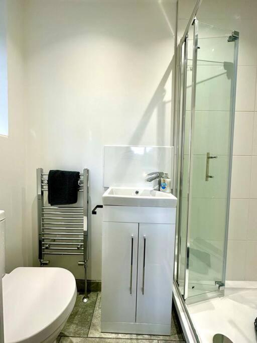 Massive New 8 Bedroom House Sleeps Up To 21 - Accepts Groups - Great Location - Free Parking - Fast Wifi - Smart Tvs - Sleeps Up To 21 People - Close To Bournemouth & Poole Town Centre & Sandbanks Екстер'єр фото