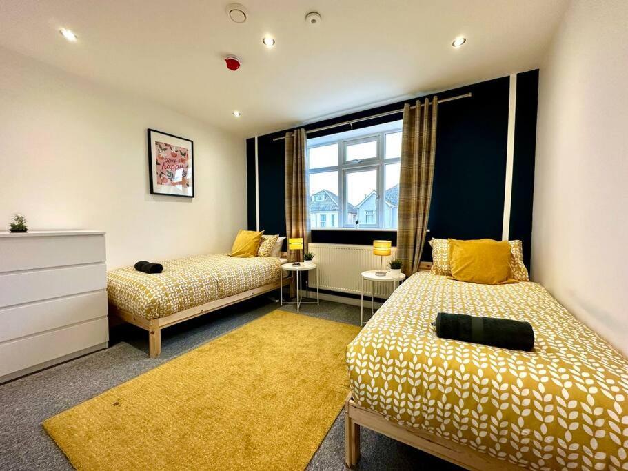 Massive New 8 Bedroom House Sleeps Up To 21 - Accepts Groups - Great Location - Free Parking - Fast Wifi - Smart Tvs - Sleeps Up To 21 People - Close To Bournemouth & Poole Town Centre & Sandbanks Екстер'єр фото