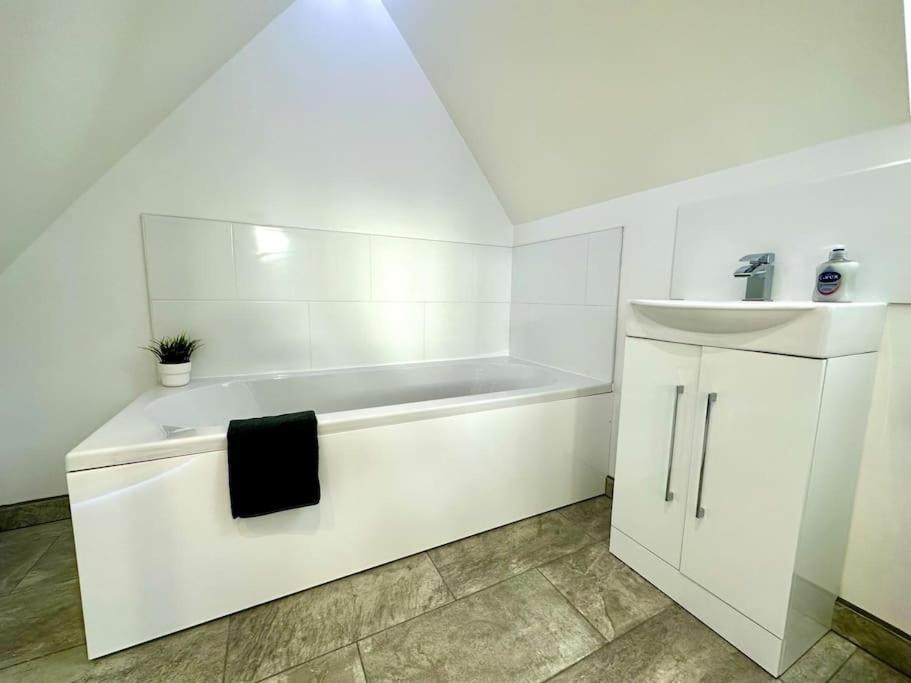 Massive New 8 Bedroom House Sleeps Up To 21 - Accepts Groups - Great Location - Free Parking - Fast Wifi - Smart Tvs - Sleeps Up To 21 People - Close To Bournemouth & Poole Town Centre & Sandbanks Екстер'єр фото