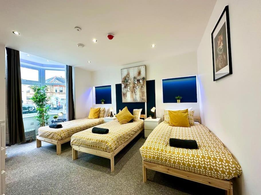 Massive New 8 Bedroom House Sleeps Up To 21 - Accepts Groups - Great Location - Free Parking - Fast Wifi - Smart Tvs - Sleeps Up To 21 People - Close To Bournemouth & Poole Town Centre & Sandbanks Екстер'єр фото
