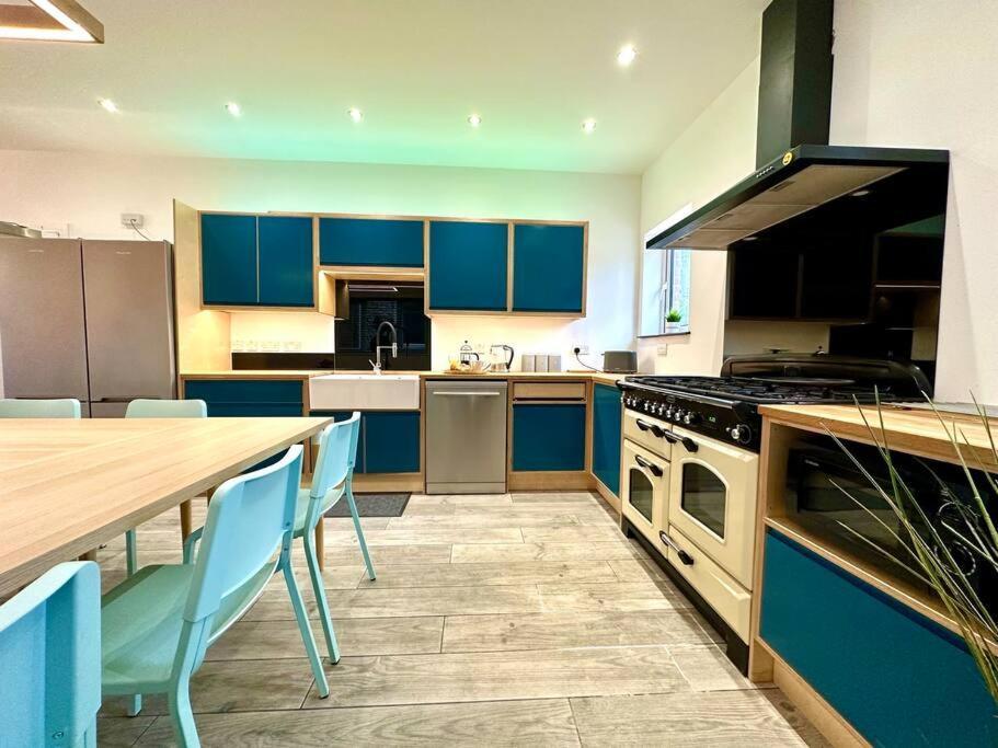 Massive New 8 Bedroom House Sleeps Up To 21 - Accepts Groups - Great Location - Free Parking - Fast Wifi - Smart Tvs - Sleeps Up To 21 People - Close To Bournemouth & Poole Town Centre & Sandbanks Екстер'єр фото