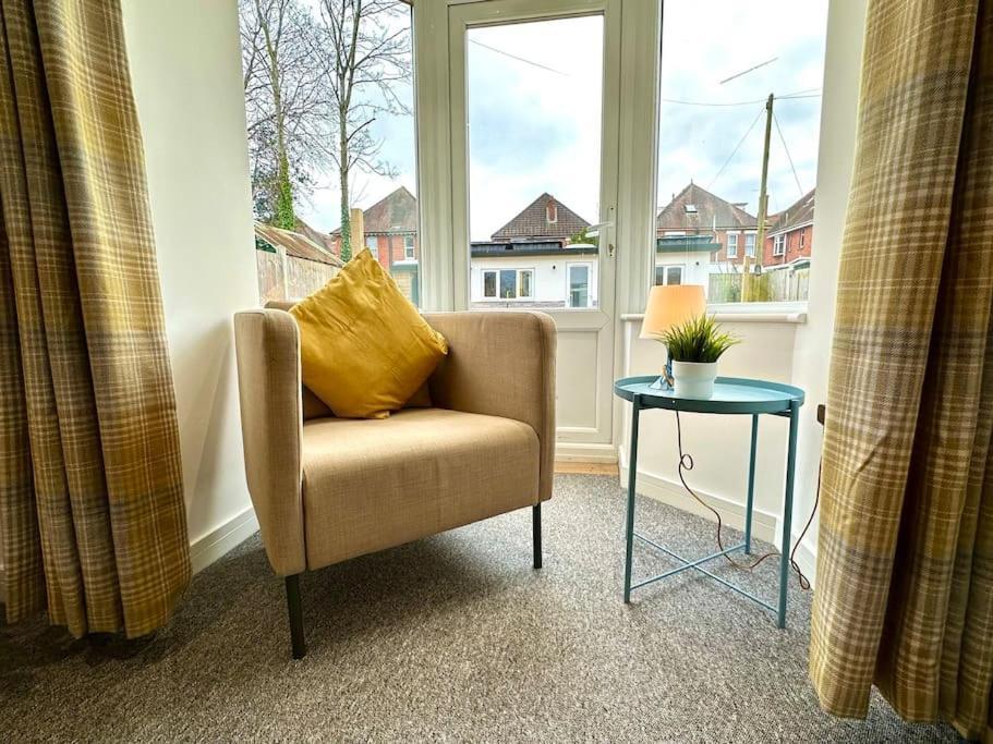 Massive New 8 Bedroom House Sleeps Up To 21 - Accepts Groups - Great Location - Free Parking - Fast Wifi - Smart Tvs - Sleeps Up To 21 People - Close To Bournemouth & Poole Town Centre & Sandbanks Екстер'єр фото