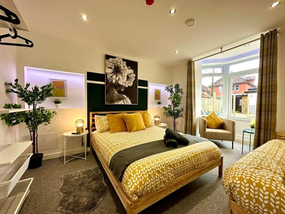 Massive New 8 Bedroom House Sleeps Up To 21 - Accepts Groups - Great Location - Free Parking - Fast Wifi - Smart Tvs - Sleeps Up To 21 People - Close To Bournemouth & Poole Town Centre & Sandbanks Екстер'єр фото