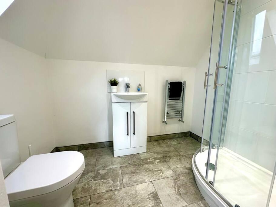 Massive New 8 Bedroom House Sleeps Up To 21 - Accepts Groups - Great Location - Free Parking - Fast Wifi - Smart Tvs - Sleeps Up To 21 People - Close To Bournemouth & Poole Town Centre & Sandbanks Екстер'єр фото