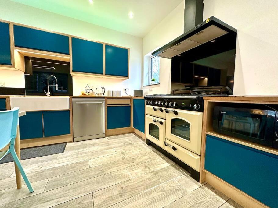 Massive New 8 Bedroom House Sleeps Up To 21 - Accepts Groups - Great Location - Free Parking - Fast Wifi - Smart Tvs - Sleeps Up To 21 People - Close To Bournemouth & Poole Town Centre & Sandbanks Екстер'єр фото