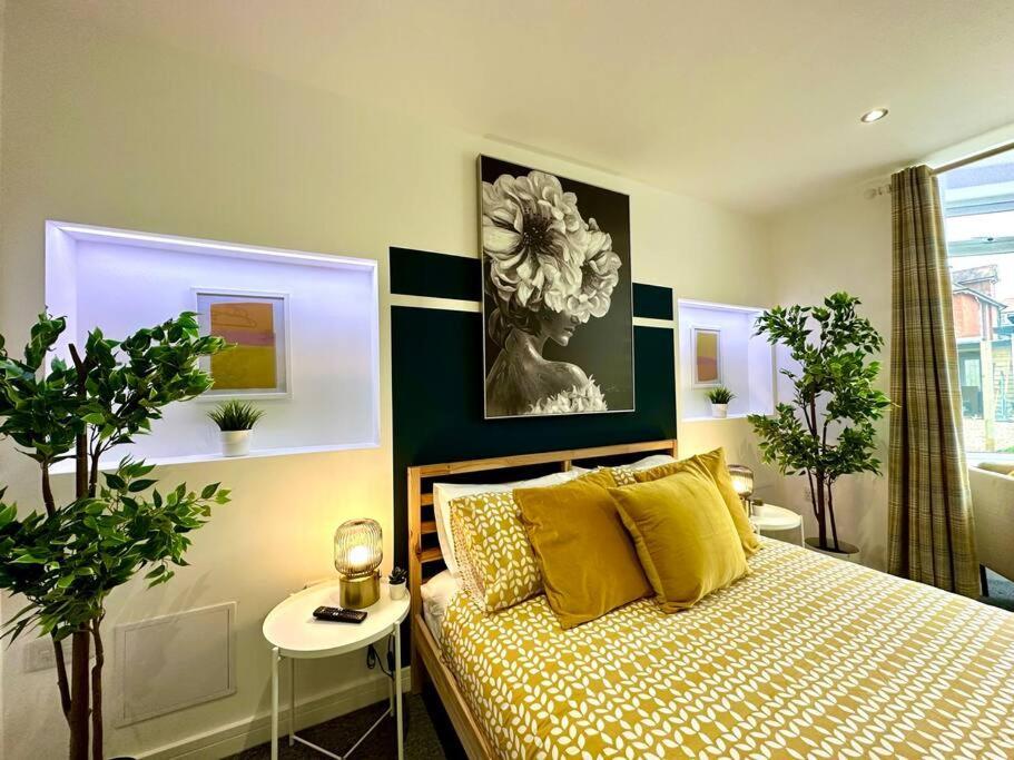 Massive New 8 Bedroom House Sleeps Up To 21 - Accepts Groups - Great Location - Free Parking - Fast Wifi - Smart Tvs - Sleeps Up To 21 People - Close To Bournemouth & Poole Town Centre & Sandbanks Екстер'єр фото