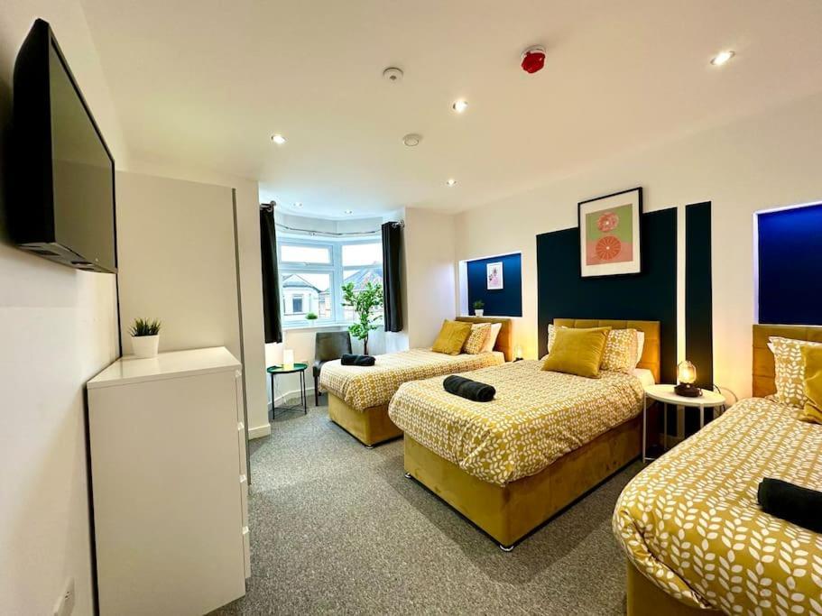 Massive New 8 Bedroom House Sleeps Up To 21 - Accepts Groups - Great Location - Free Parking - Fast Wifi - Smart Tvs - Sleeps Up To 21 People - Close To Bournemouth & Poole Town Centre & Sandbanks Екстер'єр фото