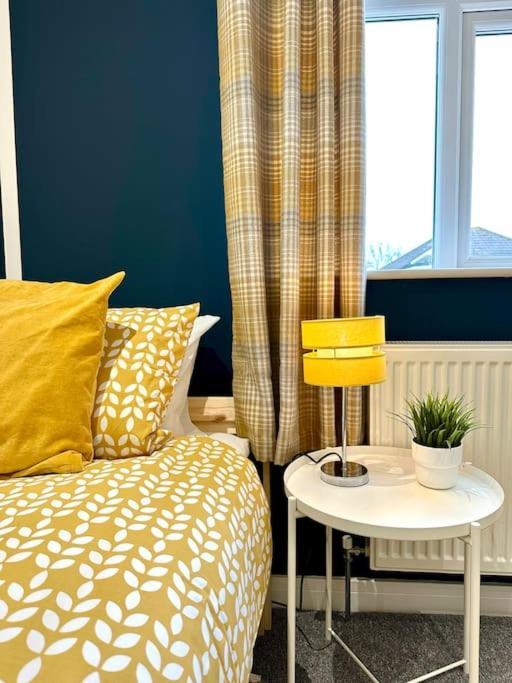 Massive New 8 Bedroom House Sleeps Up To 21 - Accepts Groups - Great Location - Free Parking - Fast Wifi - Smart Tvs - Sleeps Up To 21 People - Close To Bournemouth & Poole Town Centre & Sandbanks Екстер'єр фото