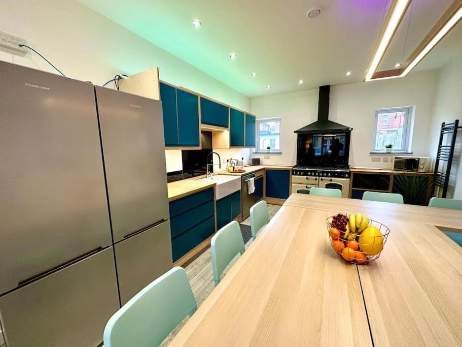 Massive New 8 Bedroom House Sleeps Up To 21 - Accepts Groups - Great Location - Free Parking - Fast Wifi - Smart Tvs - Sleeps Up To 21 People - Close To Bournemouth & Poole Town Centre & Sandbanks Екстер'єр фото