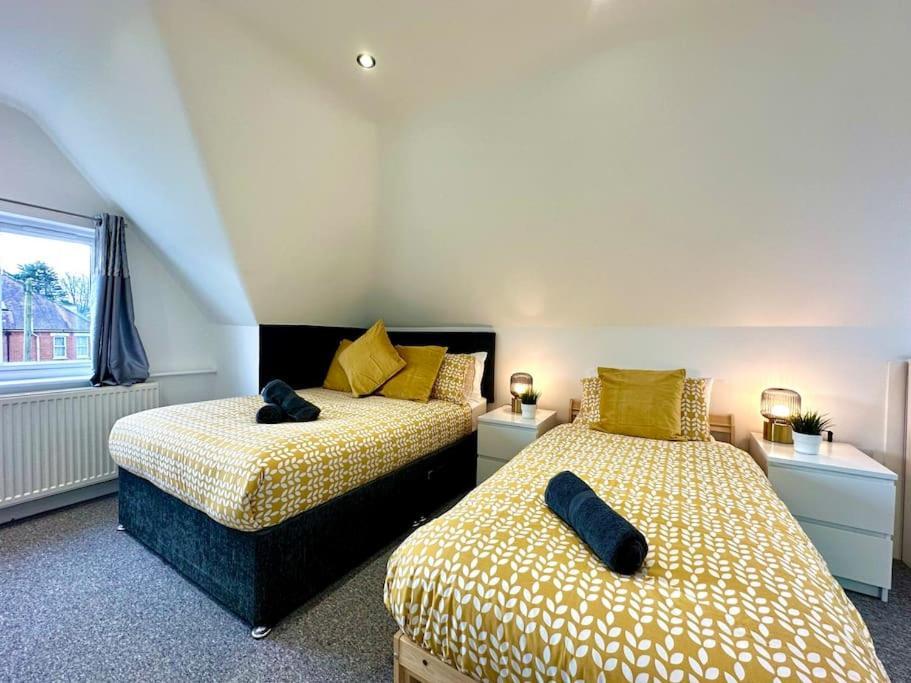Massive New 8 Bedroom House Sleeps Up To 21 - Accepts Groups - Great Location - Free Parking - Fast Wifi - Smart Tvs - Sleeps Up To 21 People - Close To Bournemouth & Poole Town Centre & Sandbanks Екстер'єр фото