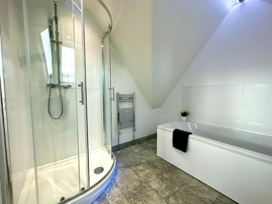 Massive New 8 Bedroom House Sleeps Up To 21 - Accepts Groups - Great Location - Free Parking - Fast Wifi - Smart Tvs - Sleeps Up To 21 People - Close To Bournemouth & Poole Town Centre & Sandbanks Екстер'єр фото