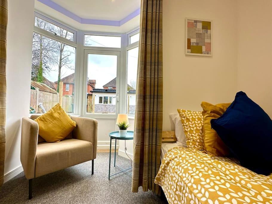 Massive New 8 Bedroom House Sleeps Up To 21 - Accepts Groups - Great Location - Free Parking - Fast Wifi - Smart Tvs - Sleeps Up To 21 People - Close To Bournemouth & Poole Town Centre & Sandbanks Екстер'єр фото
