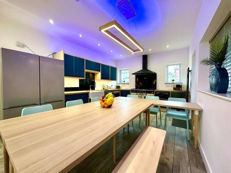 Massive New 8 Bedroom House Sleeps Up To 21 - Accepts Groups - Great Location - Free Parking - Fast Wifi - Smart Tvs - Sleeps Up To 21 People - Close To Bournemouth & Poole Town Centre & Sandbanks Екстер'єр фото