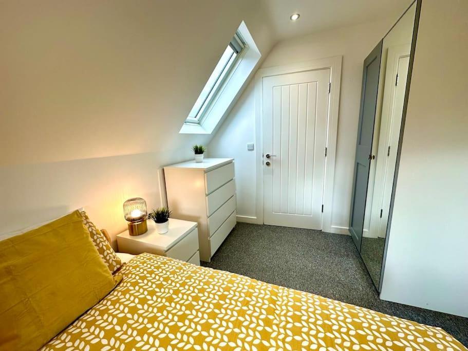 Massive New 8 Bedroom House Sleeps Up To 21 - Accepts Groups - Great Location - Free Parking - Fast Wifi - Smart Tvs - Sleeps Up To 21 People - Close To Bournemouth & Poole Town Centre & Sandbanks Екстер'єр фото