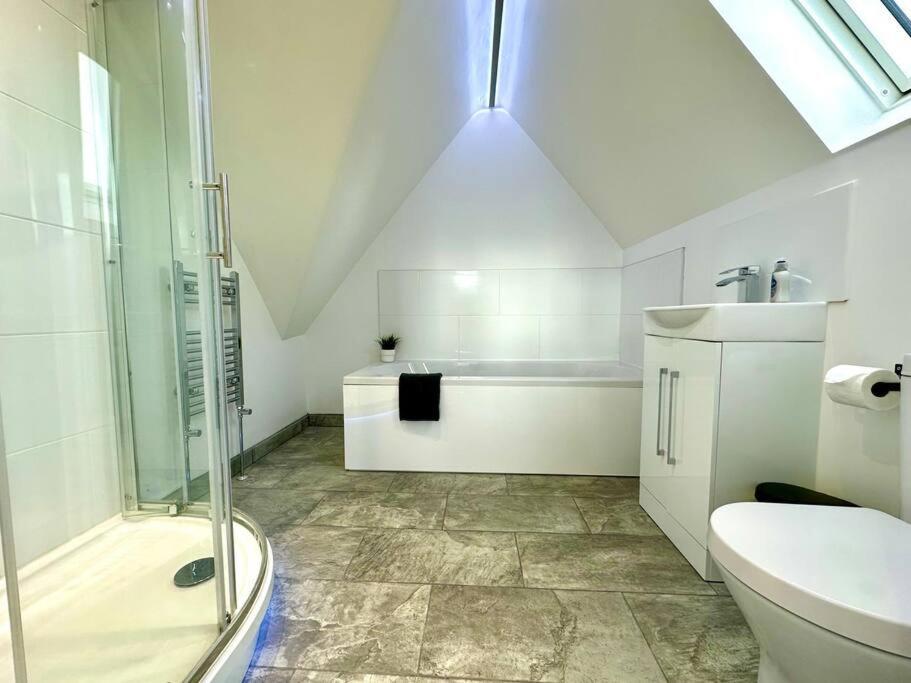 Massive New 8 Bedroom House Sleeps Up To 21 - Accepts Groups - Great Location - Free Parking - Fast Wifi - Smart Tvs - Sleeps Up To 21 People - Close To Bournemouth & Poole Town Centre & Sandbanks Екстер'єр фото