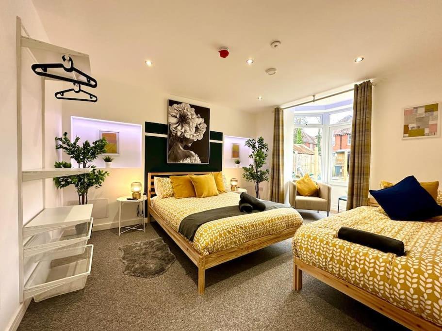 Massive New 8 Bedroom House Sleeps Up To 21 - Accepts Groups - Great Location - Free Parking - Fast Wifi - Smart Tvs - Sleeps Up To 21 People - Close To Bournemouth & Poole Town Centre & Sandbanks Екстер'єр фото