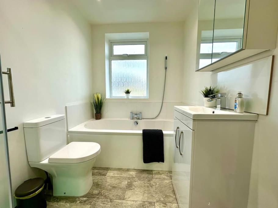 Massive New 8 Bedroom House Sleeps Up To 21 - Accepts Groups - Great Location - Free Parking - Fast Wifi - Smart Tvs - Sleeps Up To 21 People - Close To Bournemouth & Poole Town Centre & Sandbanks Екстер'єр фото