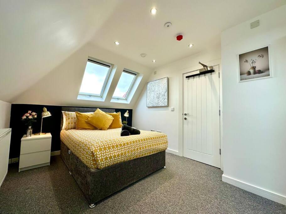 Massive New 8 Bedroom House Sleeps Up To 21 - Accepts Groups - Great Location - Free Parking - Fast Wifi - Smart Tvs - Sleeps Up To 21 People - Close To Bournemouth & Poole Town Centre & Sandbanks Екстер'єр фото