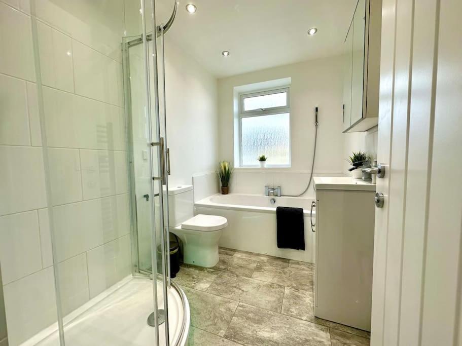 Massive New 8 Bedroom House Sleeps Up To 21 - Accepts Groups - Great Location - Free Parking - Fast Wifi - Smart Tvs - Sleeps Up To 21 People - Close To Bournemouth & Poole Town Centre & Sandbanks Екстер'єр фото