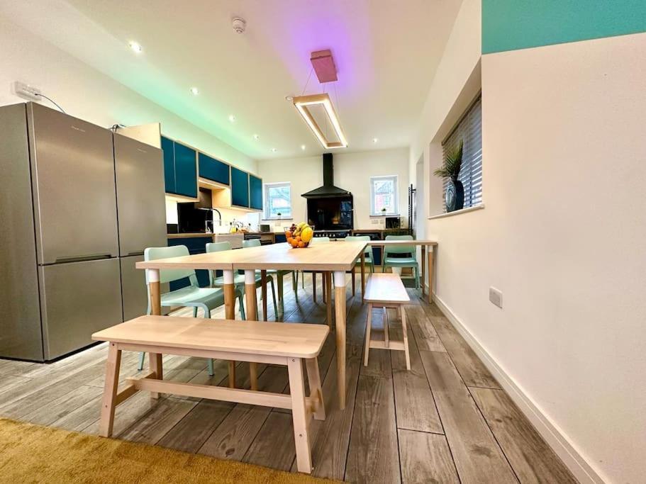 Massive New 8 Bedroom House Sleeps Up To 21 - Accepts Groups - Great Location - Free Parking - Fast Wifi - Smart Tvs - Sleeps Up To 21 People - Close To Bournemouth & Poole Town Centre & Sandbanks Екстер'єр фото