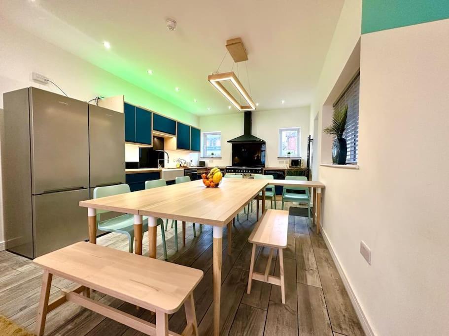 Massive New 8 Bedroom House Sleeps Up To 21 - Accepts Groups - Great Location - Free Parking - Fast Wifi - Smart Tvs - Sleeps Up To 21 People - Close To Bournemouth & Poole Town Centre & Sandbanks Екстер'єр фото