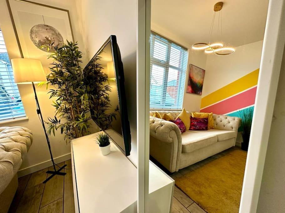 Massive New 8 Bedroom House Sleeps Up To 21 - Accepts Groups - Great Location - Free Parking - Fast Wifi - Smart Tvs - Sleeps Up To 21 People - Close To Bournemouth & Poole Town Centre & Sandbanks Екстер'єр фото