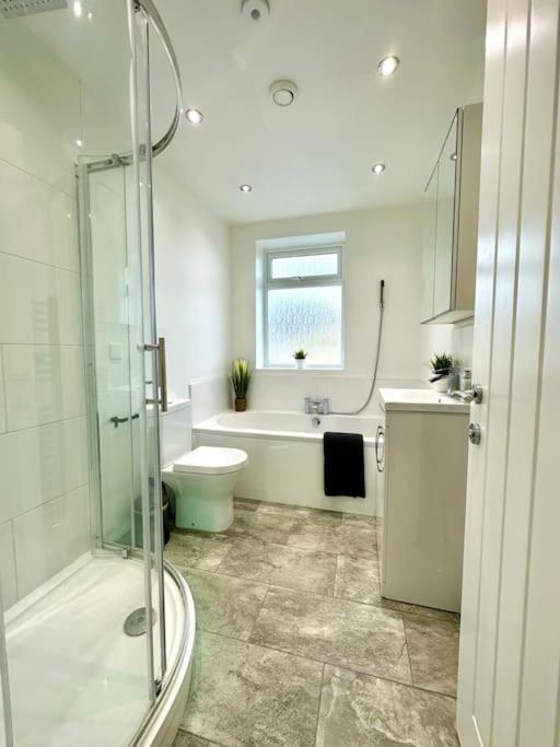 Massive New 8 Bedroom House Sleeps Up To 21 - Accepts Groups - Great Location - Free Parking - Fast Wifi - Smart Tvs - Sleeps Up To 21 People - Close To Bournemouth & Poole Town Centre & Sandbanks Екстер'єр фото