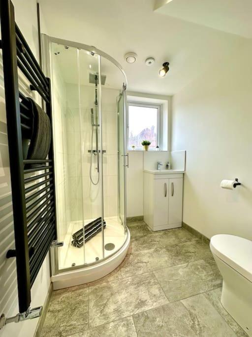 Massive New 8 Bedroom House Sleeps Up To 21 - Accepts Groups - Great Location - Free Parking - Fast Wifi - Smart Tvs - Sleeps Up To 21 People - Close To Bournemouth & Poole Town Centre & Sandbanks Екстер'єр фото