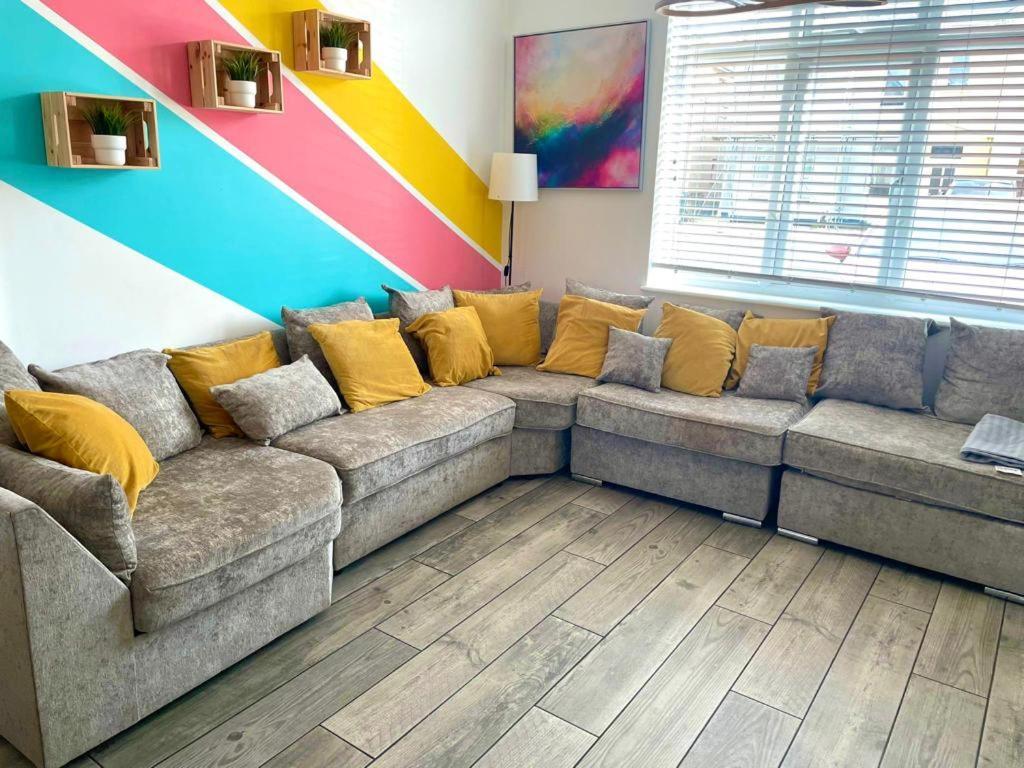 Massive New 8 Bedroom House Sleeps Up To 21 - Accepts Groups - Great Location - Free Parking - Fast Wifi - Smart Tvs - Sleeps Up To 21 People - Close To Bournemouth & Poole Town Centre & Sandbanks Екстер'єр фото